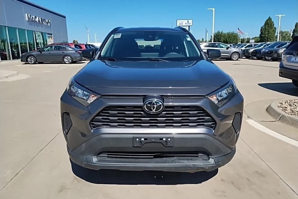 2021 Toyota RAV4 LE photo 1