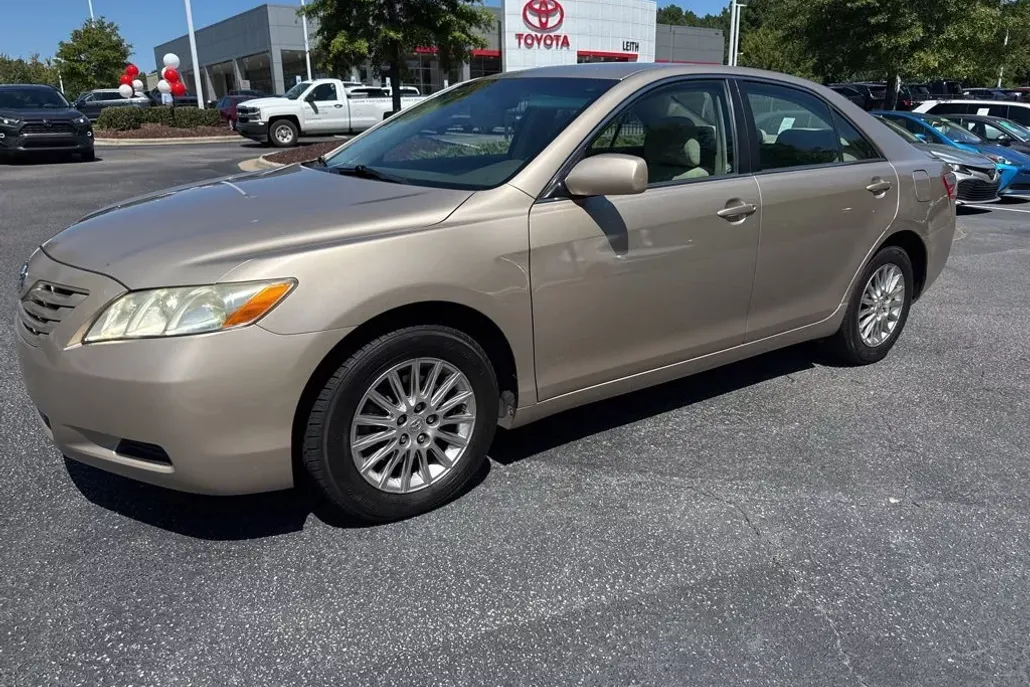 2009 Toyota Camry LE photo 1