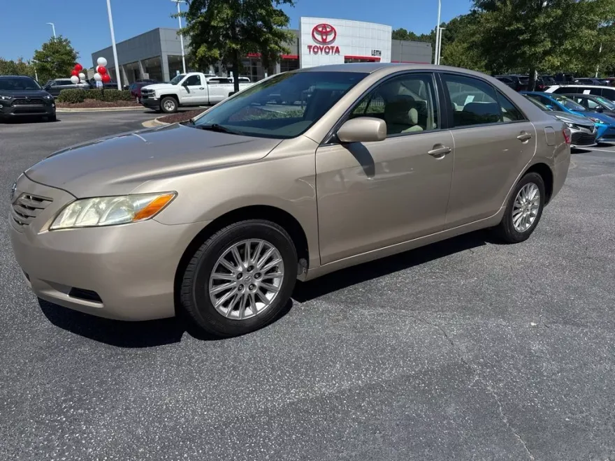 2009 Toyota Camry LE photo 1