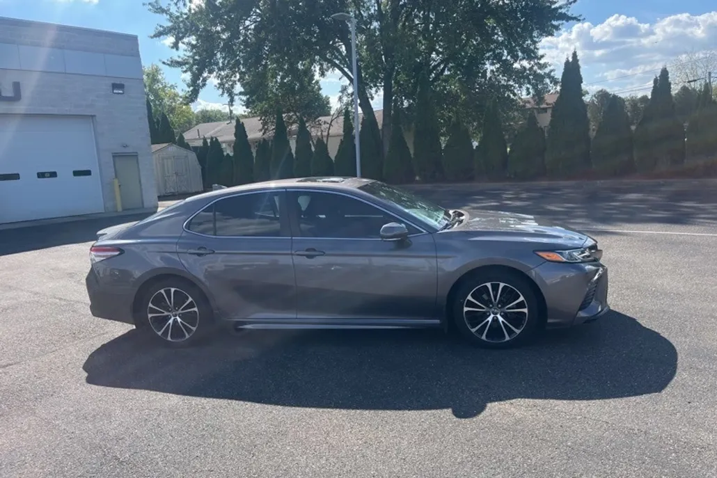 2018 Toyota Camry LE photo 1