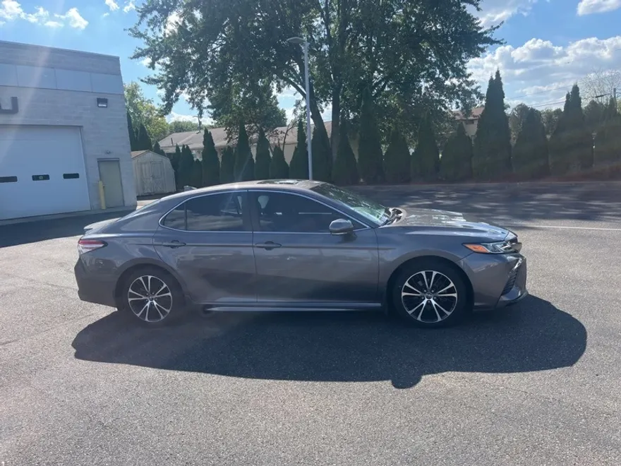 2018 Toyota Camry LE photo 1