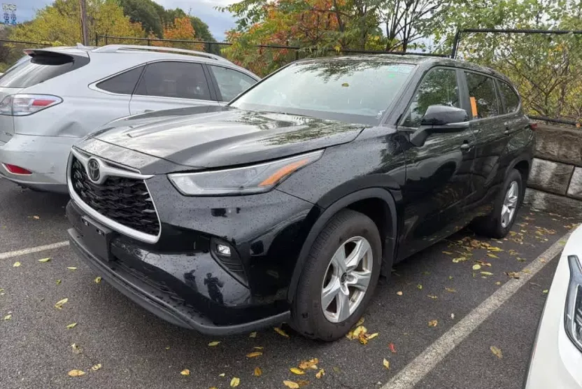 2023 Toyota Highlander LE photo 1