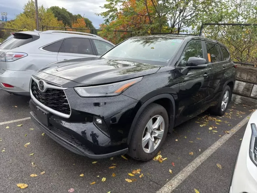 2023 Toyota Highlander LE photo 1