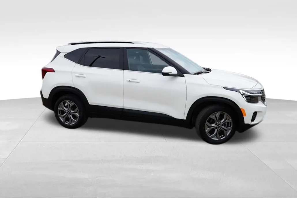 2024 Kia Seltos S photo 1