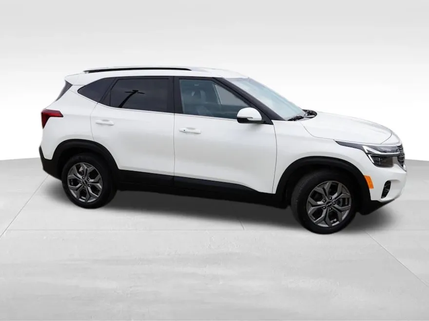 2024 Kia Seltos S photo 1