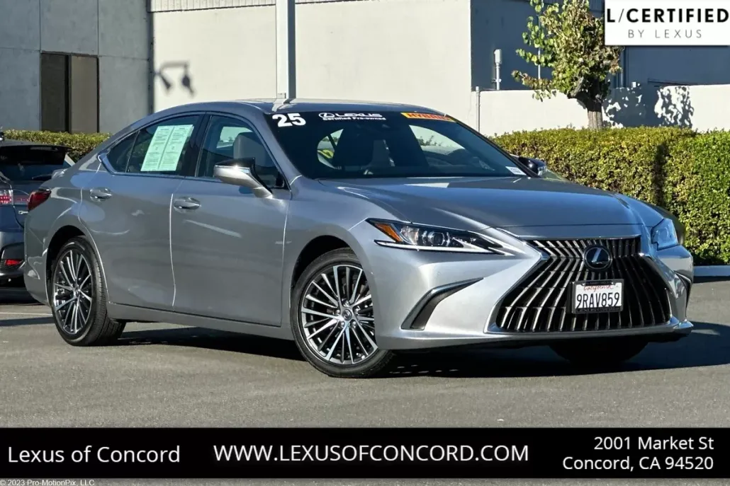 2025 Lexus ES 300h photo 1