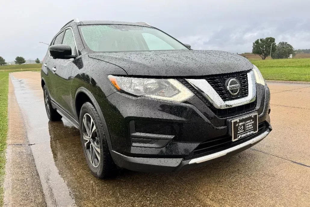2019 Nissan Rogue SV photo 1