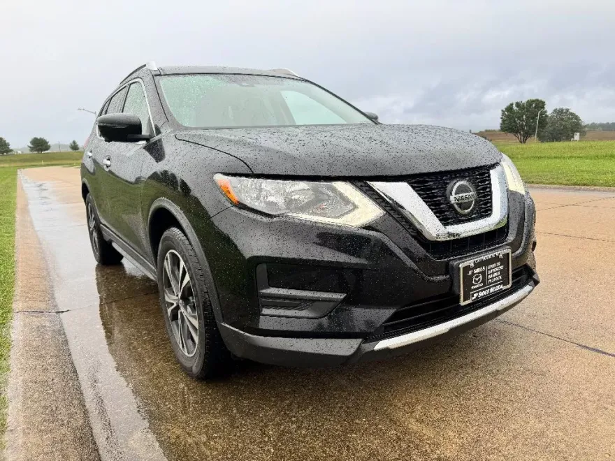 2019 Nissan Rogue SV photo 1