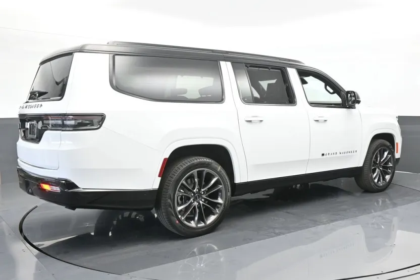 2024 Jeep Grand Wagoneer L II photo 1