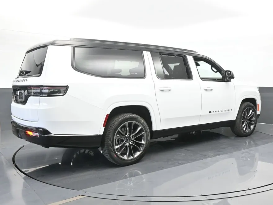 2024 Jeep Grand Wagoneer L II photo 1