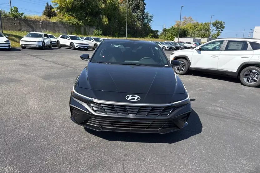 2025 Hyundai Elantra SEL Sport photo 1