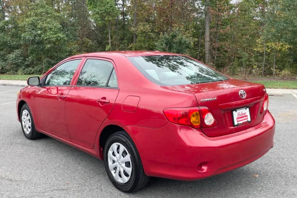 2010 Toyota Corolla LE photo 1