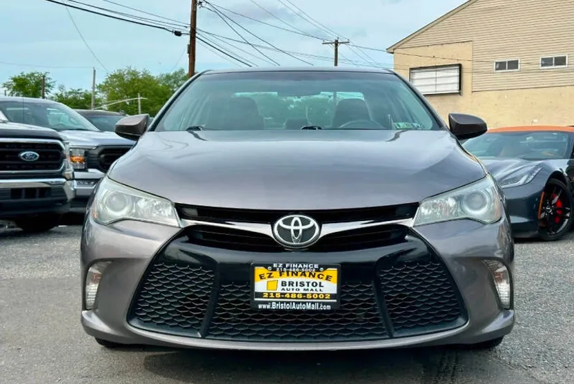2015 Toyota Camry SE photo 1