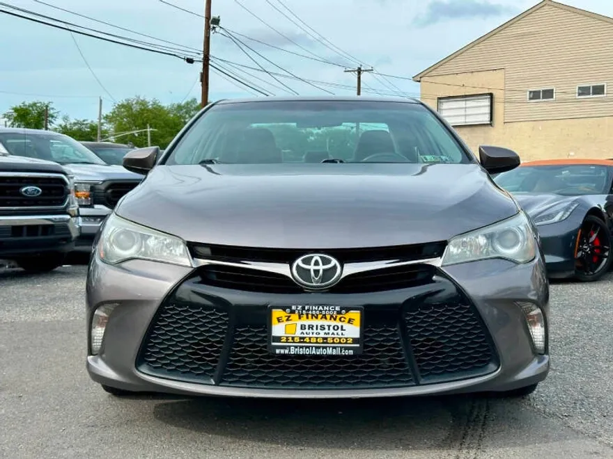 2015 Toyota Camry SE photo 1