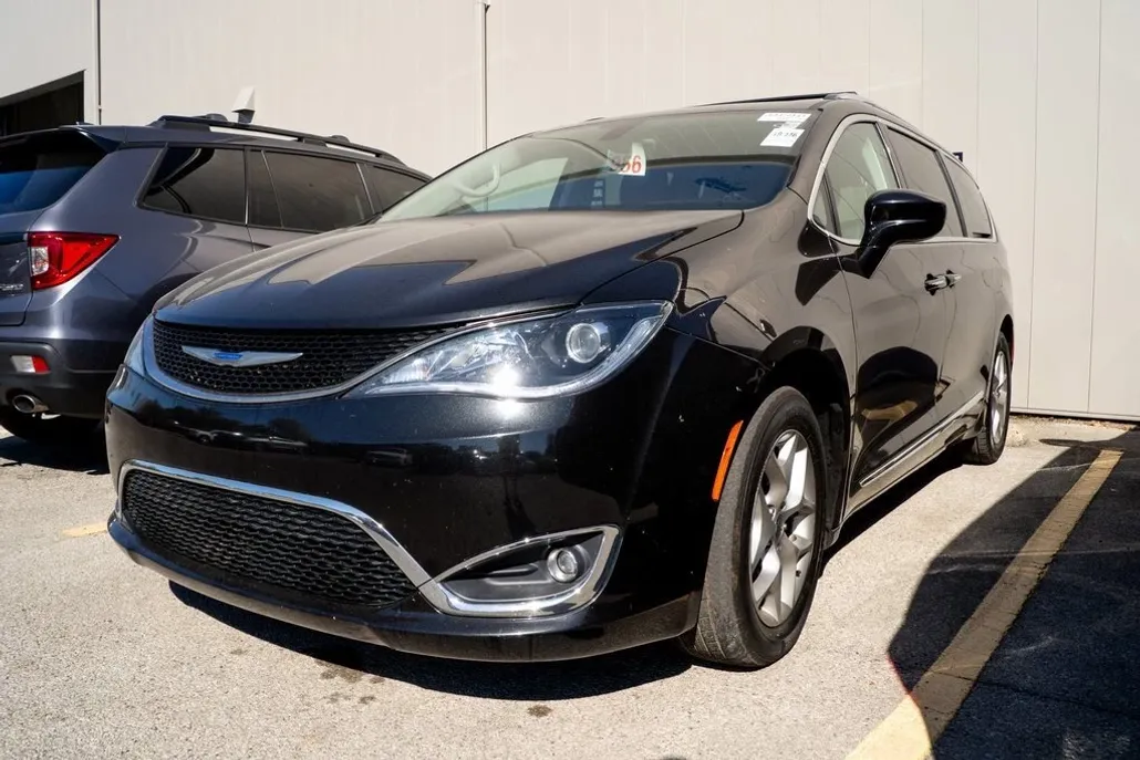 2019 Chrysler Pacifica Touring Plus photo 1