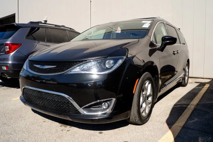 2019 Chrysler Pacifica Touring Plus photo 1