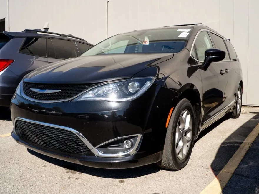 2019 Chrysler Pacifica Touring Plus photo 1