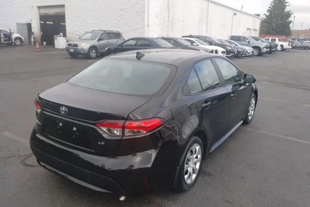 2021 Toyota Corolla LE photo 1