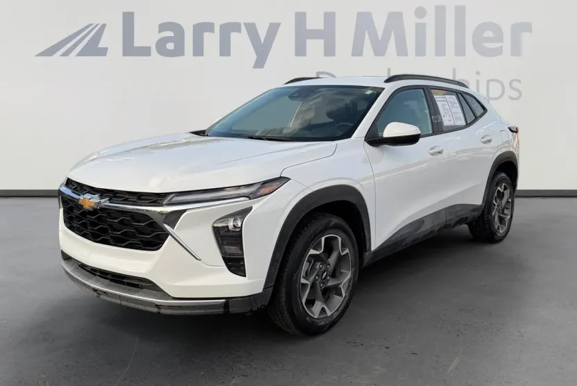 2024 Chevrolet Trax LT photo 1