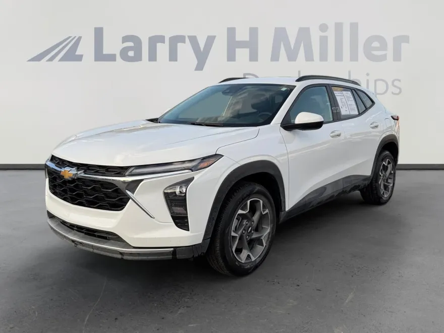 2024 Chevrolet Trax LT photo 1