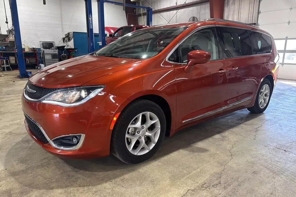 2018 Chrysler Pacifica Touring L photo 1