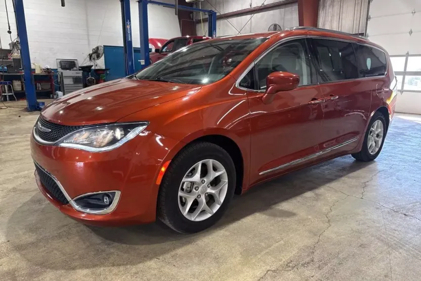 2018 Chrysler Pacifica Touring L photo 1