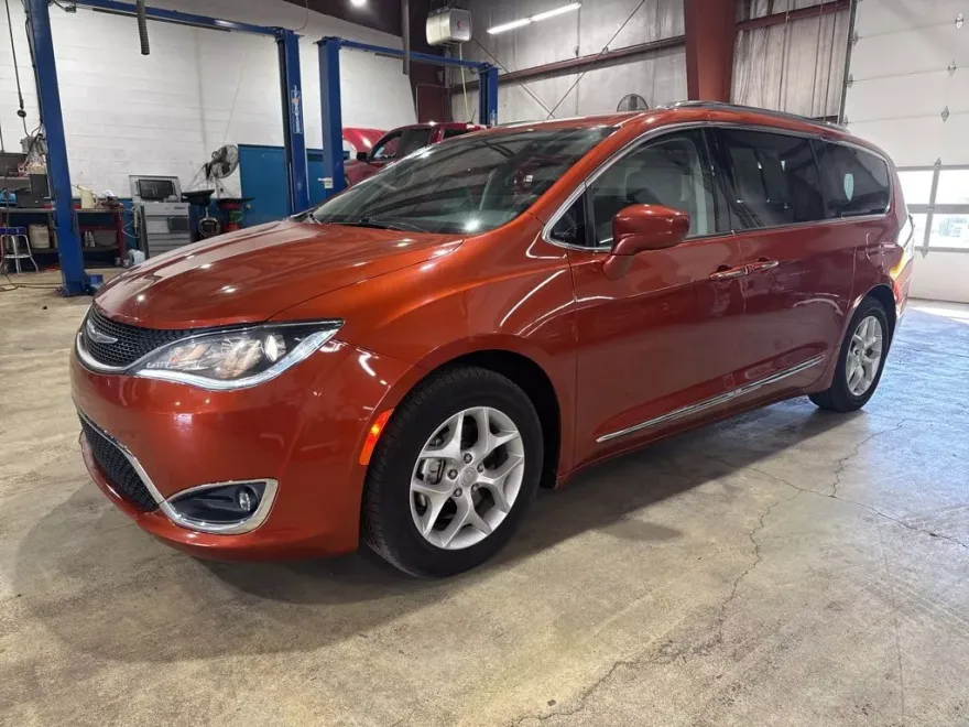 2018 Chrysler Pacifica Touring L photo 1