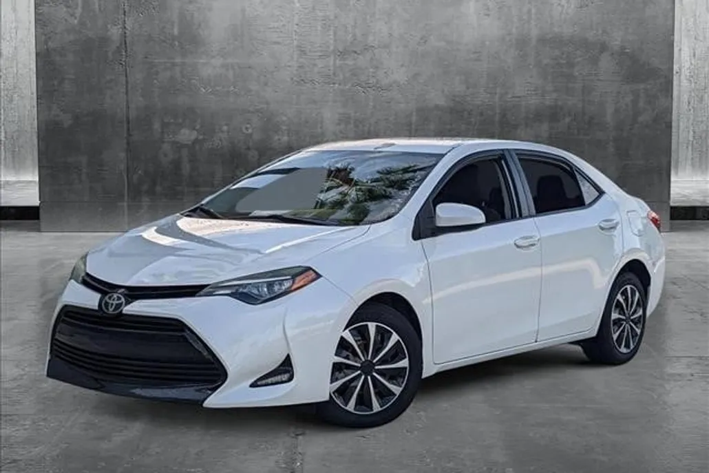 2017 Toyota Corolla LE photo 1