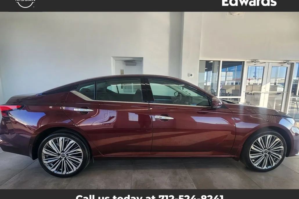 2023 Nissan Altima 2.5 SL photo 1
