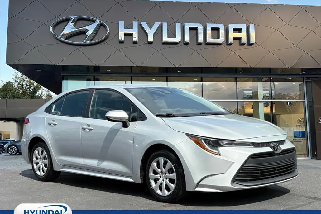 2024 Toyota Corolla LE photo 1