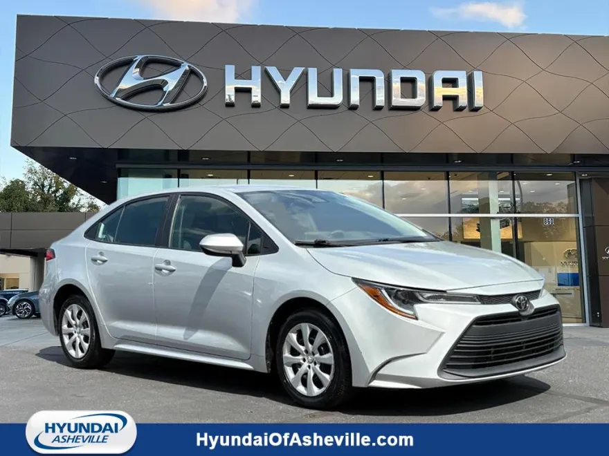 2024 Toyota Corolla LE photo 1