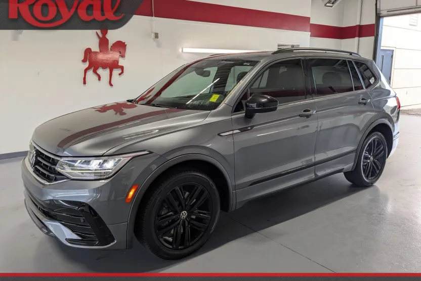 2022 Volkswagen Tiguan SE R-Line Black photo 1