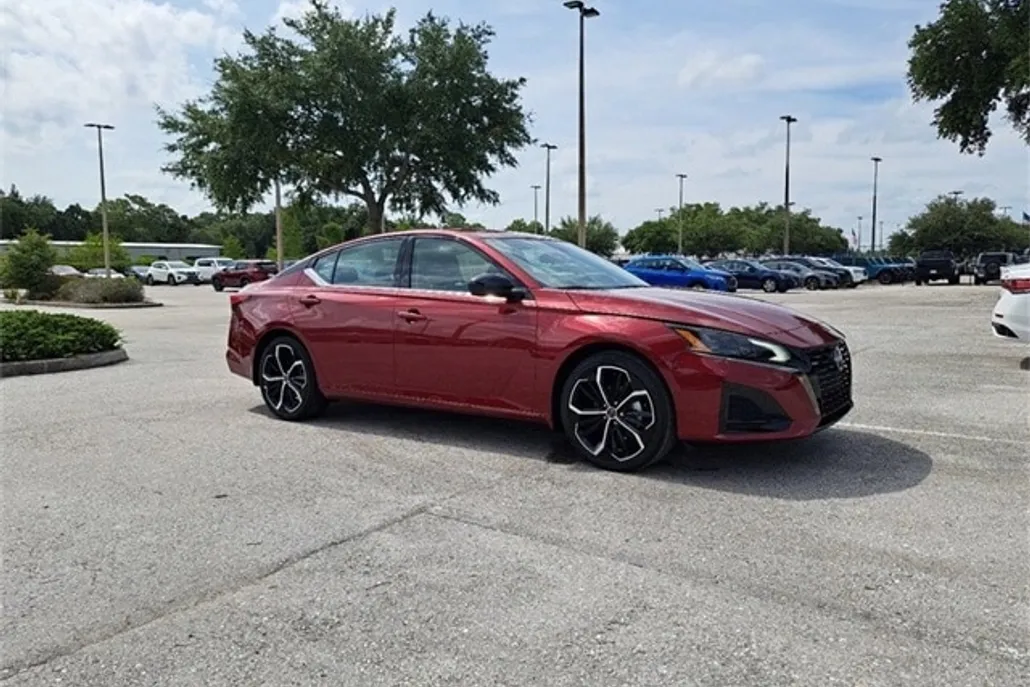 2024 Nissan Altima 2.5 SR photo 1
