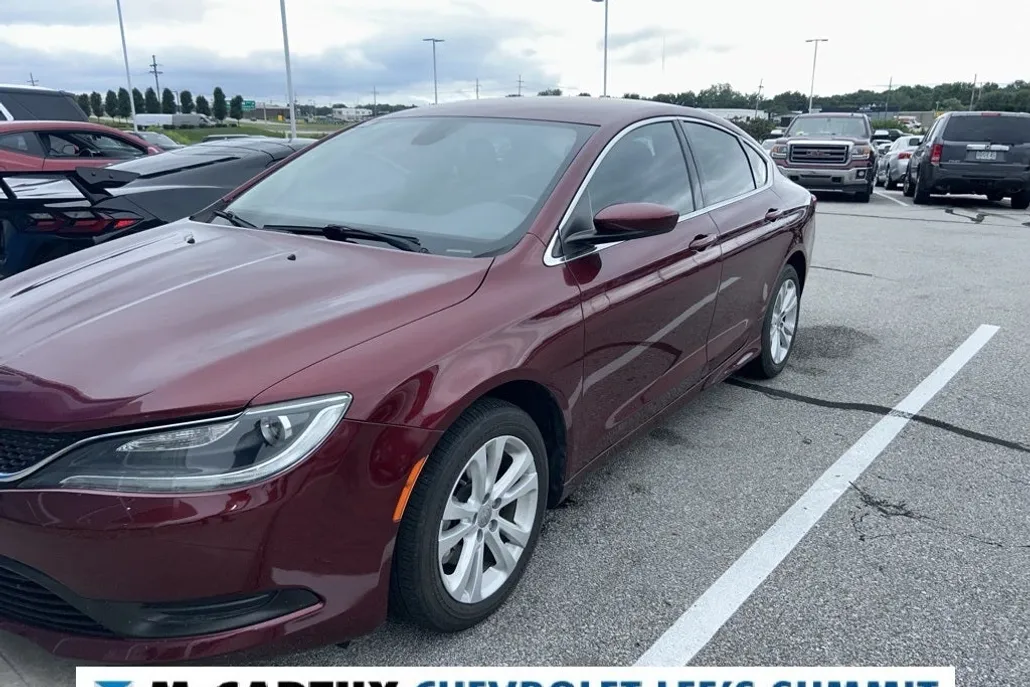 2017 Chrysler 200 LX photo 1