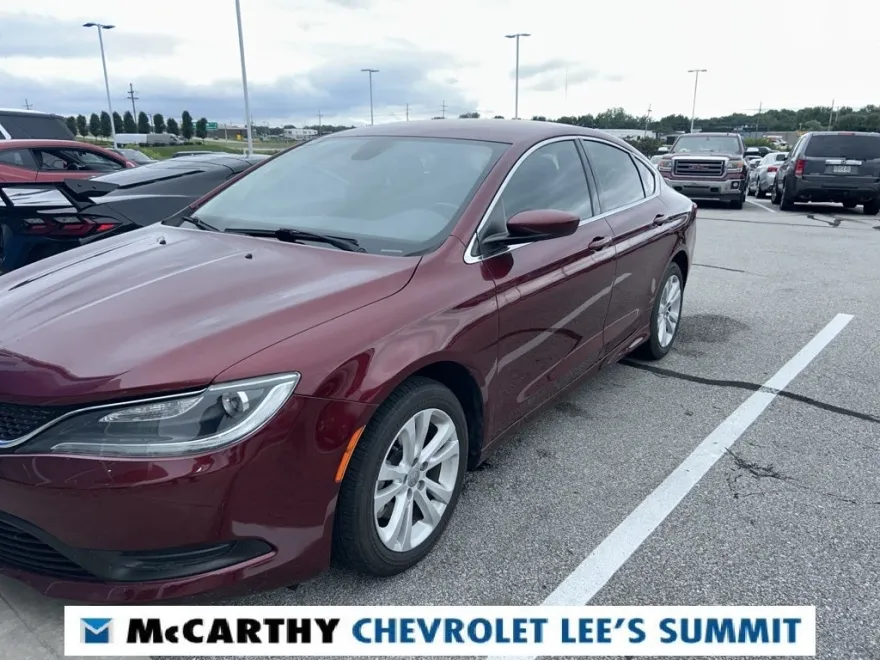 2017 Chrysler 200 LX photo 1