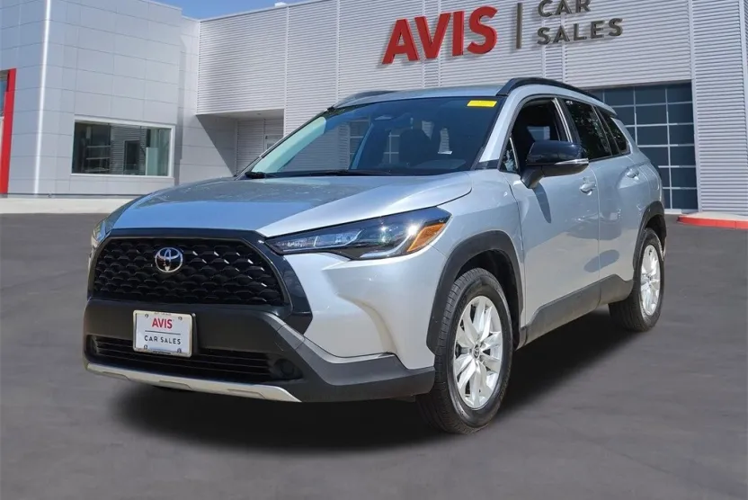 2025 Toyota Corolla Cross LE photo 1
