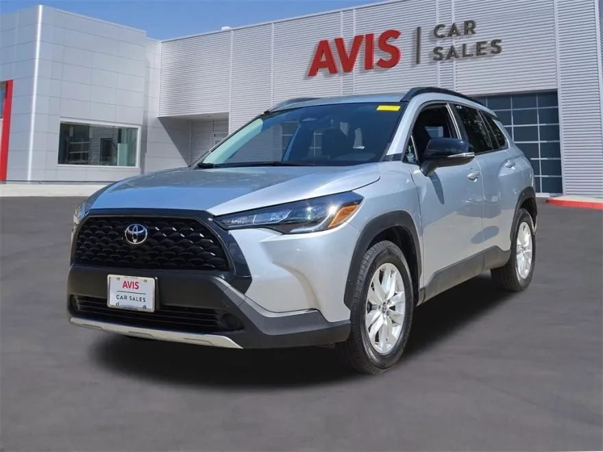 2025 Toyota Corolla Cross LE photo 1