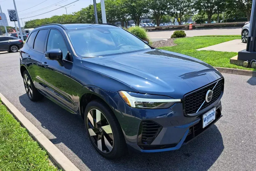 2025 Volvo XC60 Hybrid T8 Plus photo 1