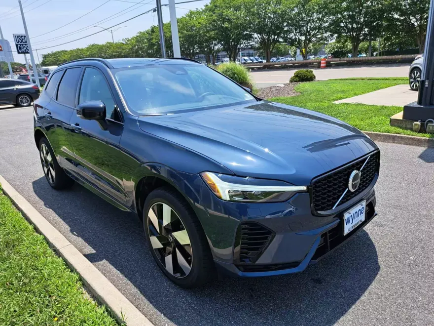 2025 Volvo XC60 Hybrid T8 Plus photo 1