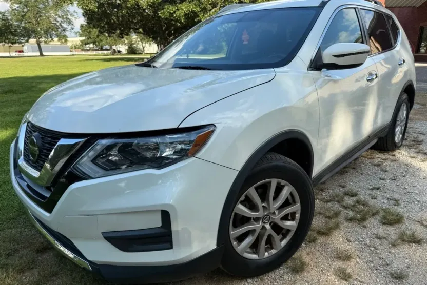 2018 Nissan Rogue SV photo 1