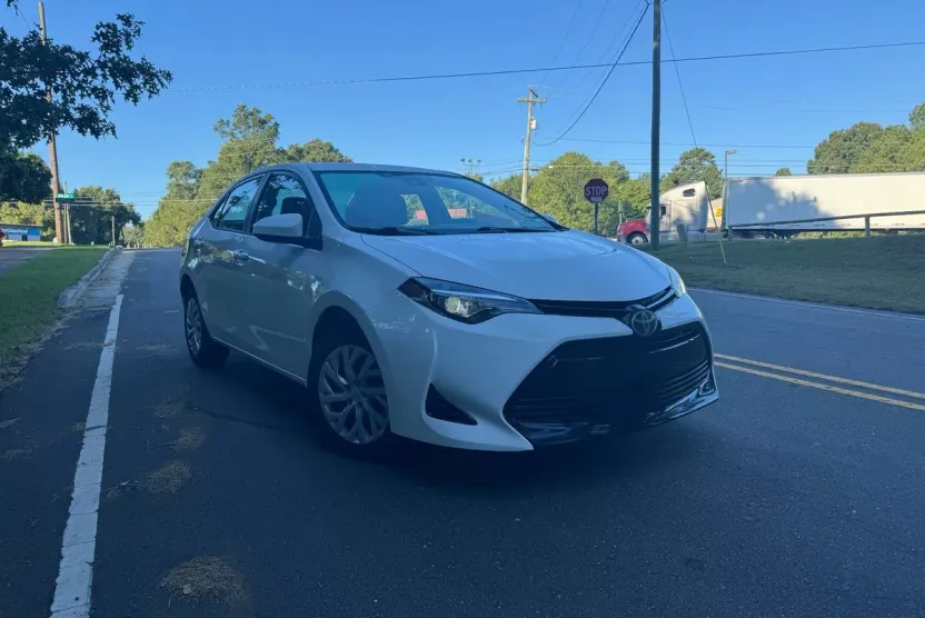 2017 Toyota Corolla LE photo 1