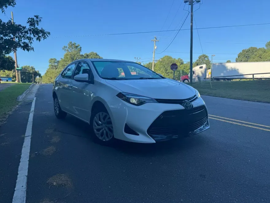2017 Toyota Corolla LE photo 1
