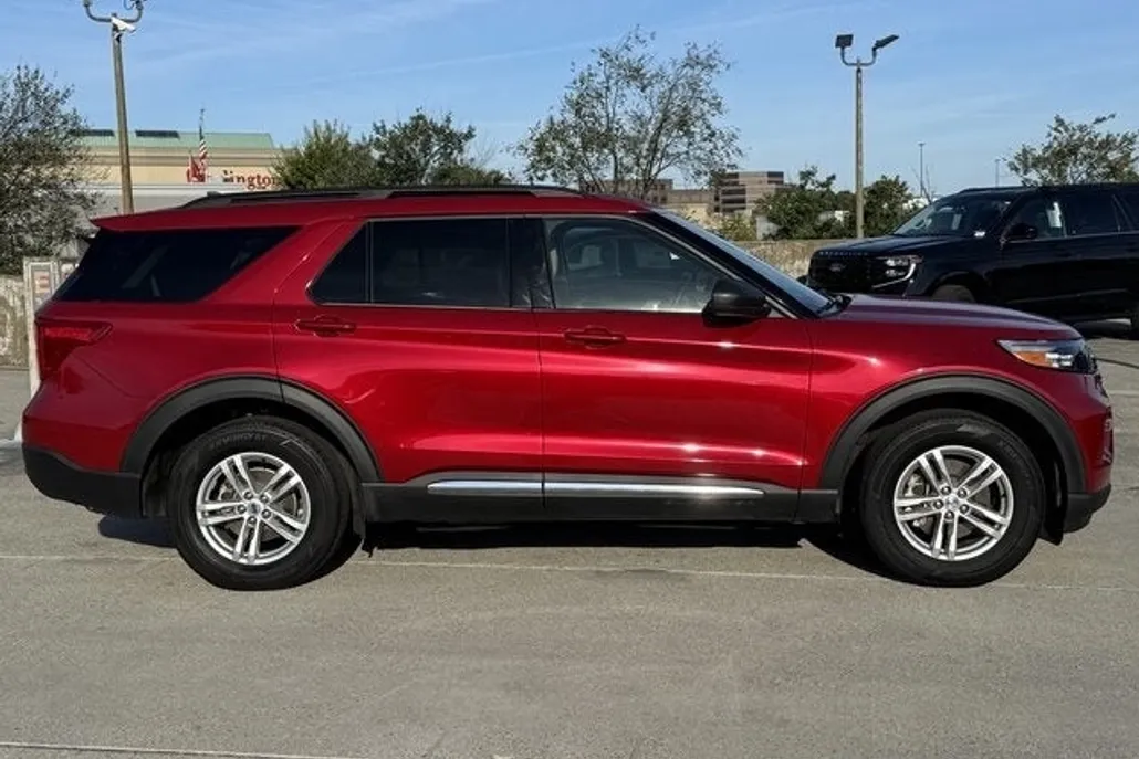 2023 Ford Explorer XLT photo 1