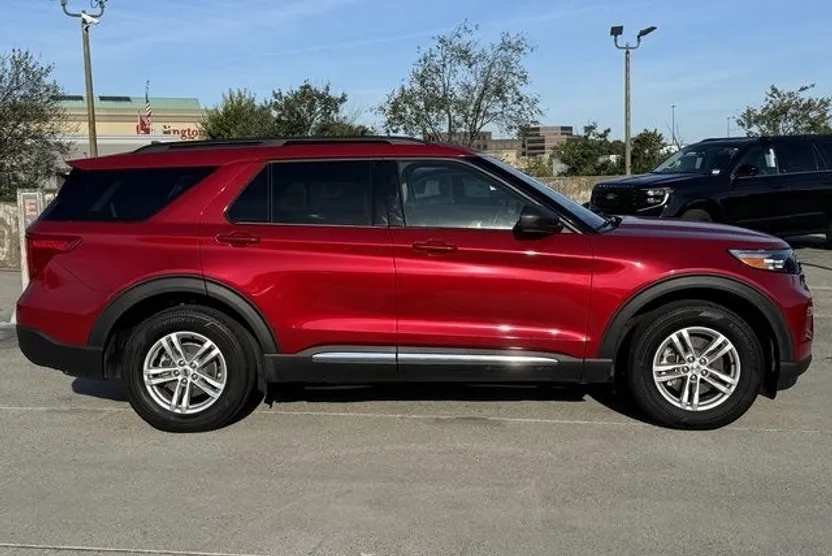 2023 Ford Explorer XLT photo 1