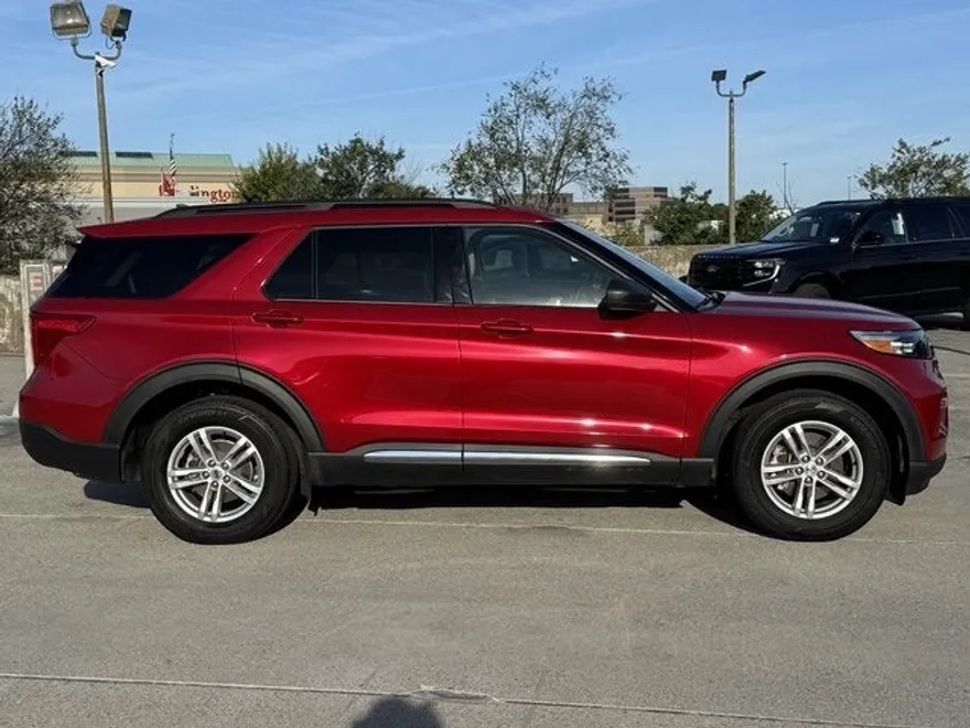 2023 Ford Explorer XLT photo 1
