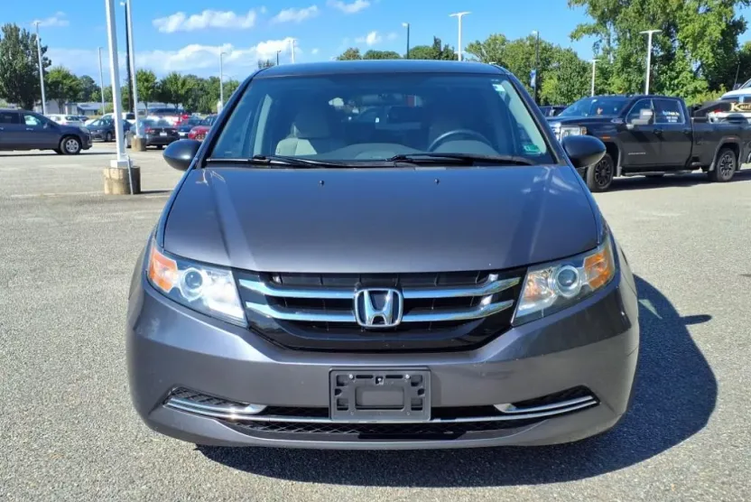 2016 Honda Odyssey LX photo 1