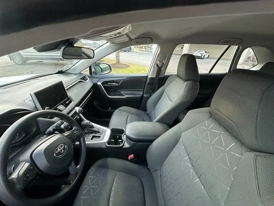 2024 Toyota RAV4 XLE photo 1