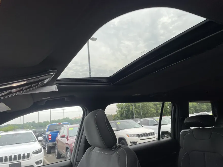 2025 Jeep Grand Cherokee Laredo photo 1