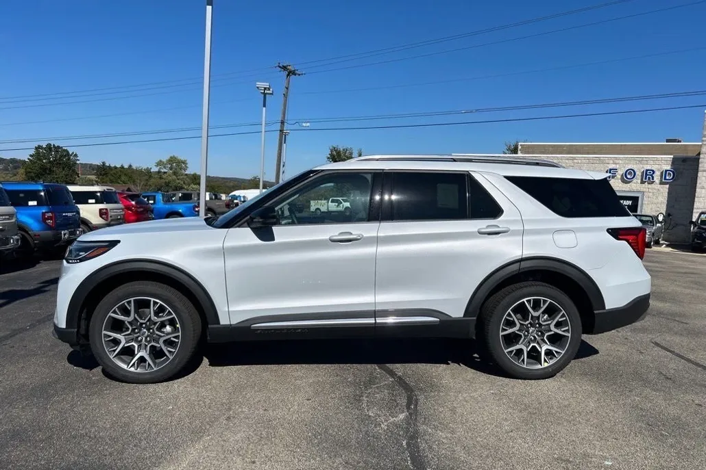 2025 Ford Explorer Platinum photo 1
