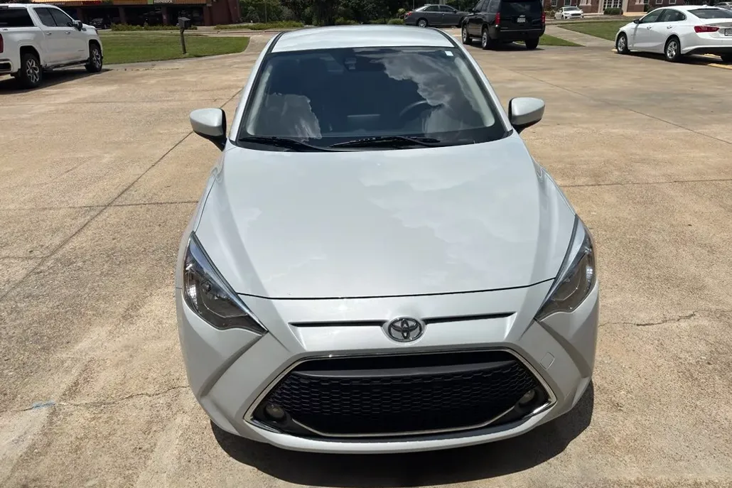 2019 Toyota Yaris LE photo 1